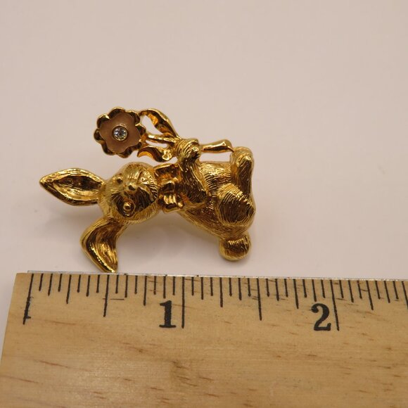 Vintage Avon Bunny Holding Flower Brooch Pin Gold Tone - Picture 6 of 6